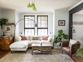 Couples Cottage with Hot Tub，位于Mathews的酒店