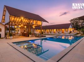 StayVista at Impiana with Jacuzzi, Pet-friendly, WiFi，位于卡尔贾特的酒店