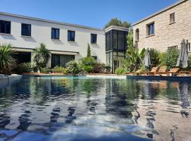 Hôtel Particulier Cassis - HPC Suites Cassis Centre - Parking Securisé & Piscine Chauffée，位于卡西斯的酒店