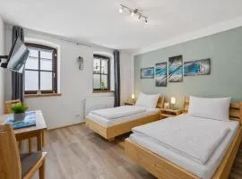 2BR, 4 Beds, TV, Kitchen & free parking