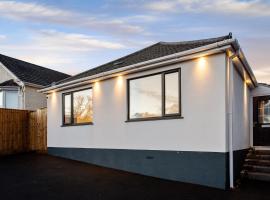 Bournemouth Spa Retreat - Hot Tub - Sauna - Cold Plunge，位于Parkstone的酒店