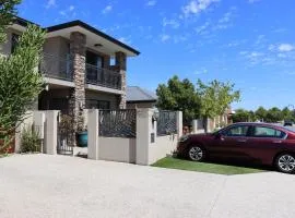 Midby's Elegant Guesthouse - 2 En-suite Rooms & 2 Rooms with Shared Bathroom