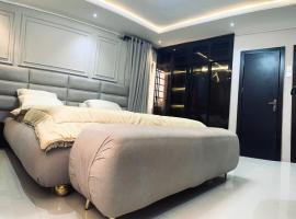 Rare Luxury 2bed guest house with private garden close to airport，位于Magodo的酒店