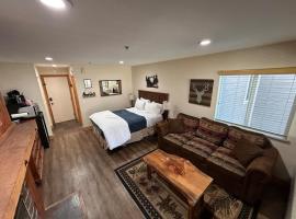 The Meadows-Cozy Hotel Room Deck，位于柯克伍德的酒店