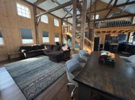 Spacious Barn House experience!，位于Hellertown的酒店