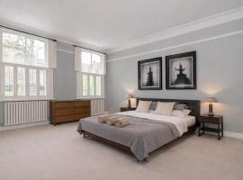 Stylish Leeds City Centre Retreat with Private Terrace & Hottub，位于Central Station的酒店
