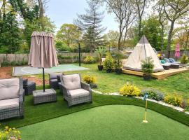 Paradise Citadel, Sauna, Htd pool hottub Golf Basketball，位于Mastic的酒店