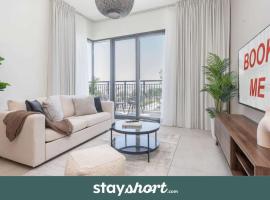 StayShort - Elegant 2BR Residence in the New The Diplomat，位于&lsquo;Ūd al Bayḑāʼ的带停车场的酒店