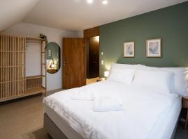 STAYY WarmWood Maisonette Family and Business Suite - Cozy Apartment with 24h Self Check-in - free Parking - Wifi - Kitchen - Laundry - 25' City Center，位于迪蒂孔的酒店