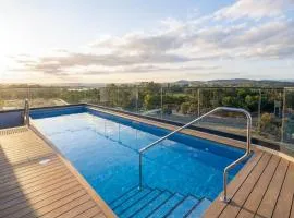 City Heart 1-Bedroom Steps from Lake with Parking