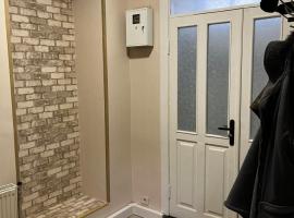 Затишна 1-но кімнатна квартира з окремим входом в центрі Ковеля，位于科韦利的酒店