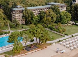 HVD Lotos Hotel - All Inclusive &agrave;-la-carte, Private Beach & Free Parking，位于金沙的酒店