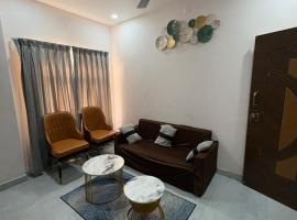 Tanu's grand hotel and banquet hall，位于Pāloncha的酒店