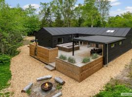 New Summer House Near Beach And Forest By Rørvig，位于尼克宾西兰岛的酒店