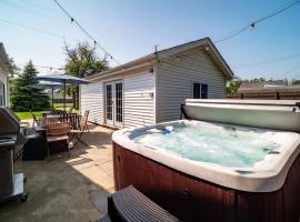 Family Fun: Comfy Home, 10 Min to Cedar Point Fun!，位于休伦湖的酒店