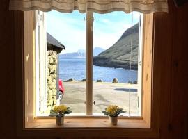 orca - cabin - sea & mountain view - calm village，位于Elduvík的酒店