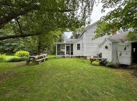 Antique Farmhouse with Modern Updates in West Tisbury，位于West Tisbury的酒店