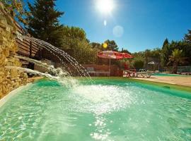 ZEcamping 3 étoiles dog friendly avec piscine dans un environnement calme，位于Junas的酒店