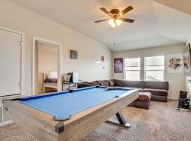 Family Friendly! 2-Story Home Near Georgetown Sq，位于Jarrell的酒店