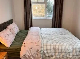 Cozy Guest Room in Basildon with Shared Facilities