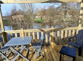 Mobil home cosy avec terrasse pour 2 personnes - API-1-52-1537，位于Long的酒店