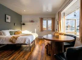 Chic & Cozy Bachelor w Kitchenette New Sudbury