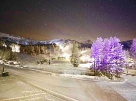 True Ski in out Large 2 bdrm Mtn Views 4 beds，位于柯克伍德的酒店