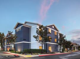 弗雷斯诺霍姆伍德希尔顿套房酒店，位于弗雷斯诺的酒店