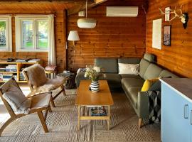 Log Cabin With Water Views Near Fjellerup Beach，位于厄斯泰兹的酒店