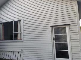 Garden Chalet including 2 double beds and 1 double sofa bed，位于奥克兰的小屋