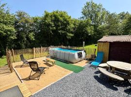 La Cabane du Grand Chêne - Logement insolite, bain nordique & piscine，位于Gouvy的酒店