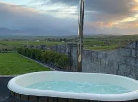 Studio Sleeps 2 -Private Hot Tub -Enclosed Garden