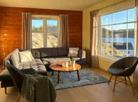 Seafront House From 1952 With Views In Veivåg，位于Bekkjarvik的酒店
