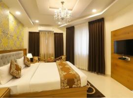Hotel The New Pacific Suites Near Delhi Airport，位于Bharthana的酒店