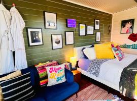 Warm up in Mosaic! #Downtown #Sparta #River # LOVE，位于Sparta的酒店