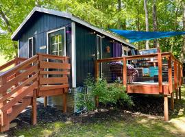 Hideaway at Vibrant Cabin! #Downtown #Sparta #River # LOVE，位于Sparta的酒店