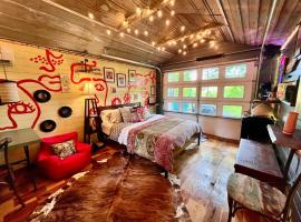 Snuggle up in Artist Cabin! #Downtown #Sparta #RIVER #LOVE，位于Sparta的酒店