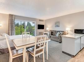 Downtown Riverfront Condo Best location in Bend，位于本德的酒店