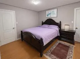 Private & Cozy Queen-sized Bedroom with 3 Bath access! Brampton Shared Home near Mount Pleasant GO, Full Kitchen, WiFi, Laundry & Backyard Deck! Ideal for Work Trips, Long Stays & Solo Travelers!