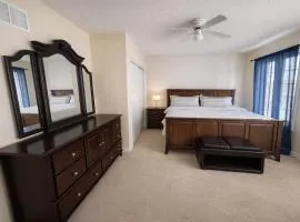 Private & Spacious King-sized Bedroom with 3 Bath access! Brampton Shared Home near Mount Pleasant GO, Full Kitchen, WiFi, Laundry & Backyard Deck! Ideal for Work Trips, Long Stays & Solo Travelers!