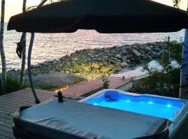 Mukava pieni 2-4h m&ouml;kki min 2 vrk Saimaan rannalla, poreallas, puusauna, Wi-Fi, Smart TV, parivuode ja vuodesohva，位于萨翁林纳的带热水浴缸的酒店