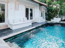 Steps to Canggu Beach Large Villa，位于登巴萨的酒店