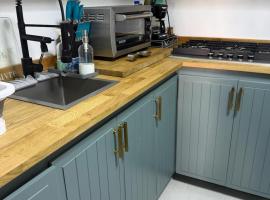 apartment bedroom bathroom and kitchen with parking，位于特卡特的酒店