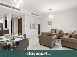 StayShort - Villa Stay with Waterpark Access Perfect for 6，位于&lsquo;Ūd al Bayḑāʼ的带停车场的酒店