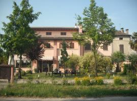 Albergo Ristorante Al Pesce D'Oro，位于Gazoldo degli Ippoliti的酒店