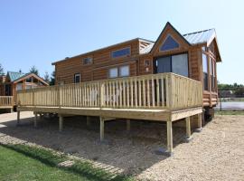 Lakeland RV Campground Loft Cabin 1，位于Edgerton的酒店