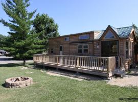 Lakeland RV Campground Deluxe Loft Cabin 11，位于Edgerton的度假园