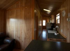 Arrowhead Camping Resort Deluxe Cabin 14，位于Douglas Center的酒店