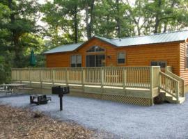 Lakeland RV Campground Cottage 15，位于Edgerton的度假园