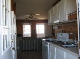 Virginia Landing Camping Resort Cabin 19，位于Quinby的酒店